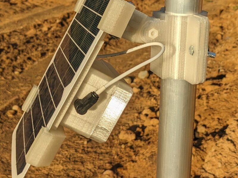 Уличная станция AirMQ с солнечной панелью на столбе